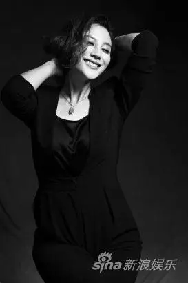 江易珈黑白时尚大片 女强人摩登女王范