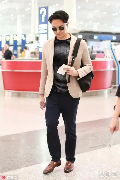 "不老男神"张智霖行色匆匆 急着陪老婆过中秋吗