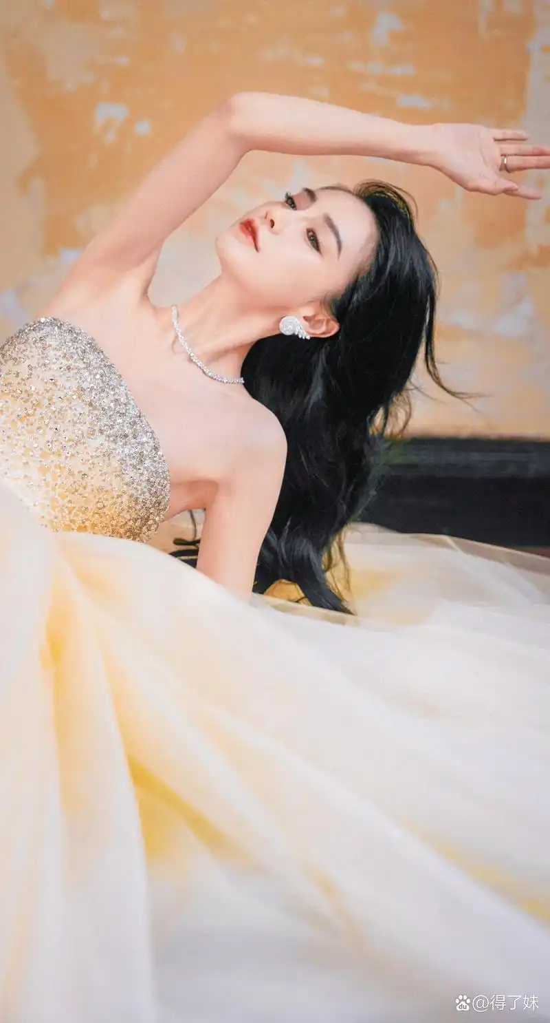 angelababy 金色礼服长裙:优雅灵魂的内娱美人 ​