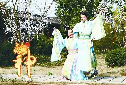 青年演员杨洋和李依晓在剧中饰演曹植和甄宓