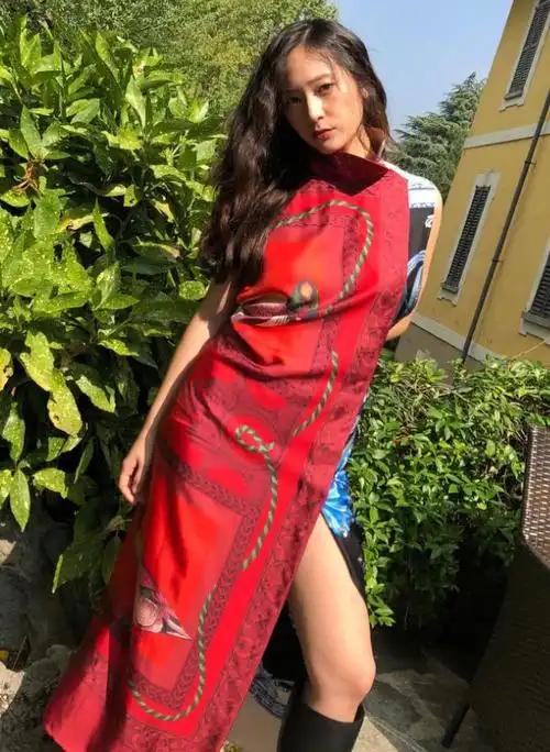 明星都开始不好好穿鞋郑秀晶的过膝长靴穿起来短一截看愣了