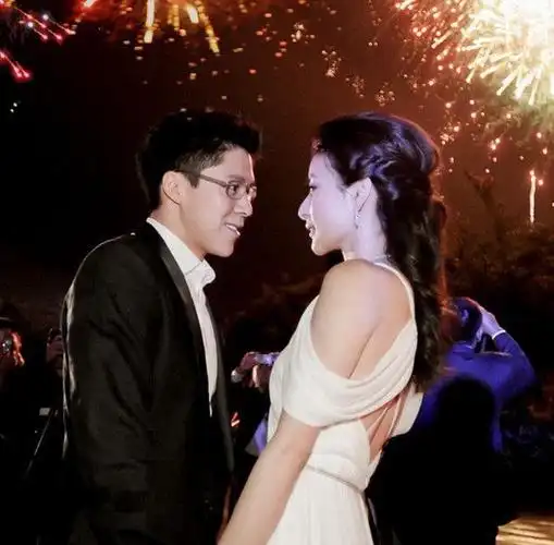 后来郭晶晶嫁给了身家数百亿的霍启刚,他们婚礼的嘉宾有三任香港特首