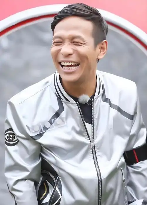 回顾宋小宝成名后抛弃发妻转身娶小8岁女粉丝他如今怎样了