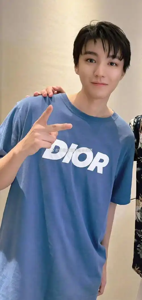 王俊凯发和周杰伦合照##王俊凯嘴角比ak还难压# 王俊凯八字是正雇旺