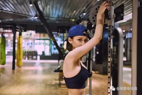 高颜值马甲线女神!