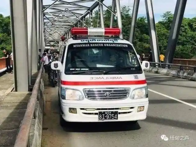 缅甸一23岁女子抱着3岁女儿跳江