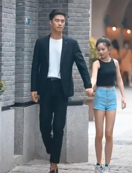 最萌30cm身高差牵手体重差了2倍仅因一点腿长意外一样