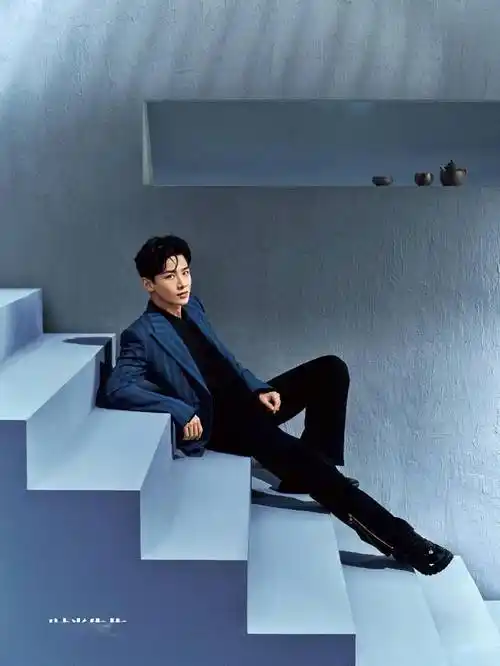 白敬亭冷调现代风大片释出着西装搭配衬衫成熟干练