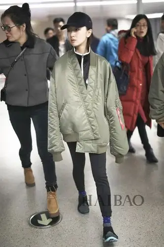 周冬雨2017年11月16日机场街拍:身着christian dada军绿色oversize
