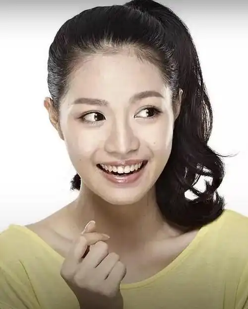 敢怼关晓彤的钟楚曦也整容?早期照片脸型大不相同!