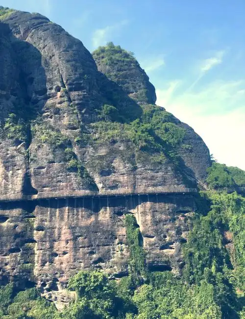 🏞️龙虎山旅游攻略大揭秘! 🐉龙虎山,位于江西省鹰潭市,是中国