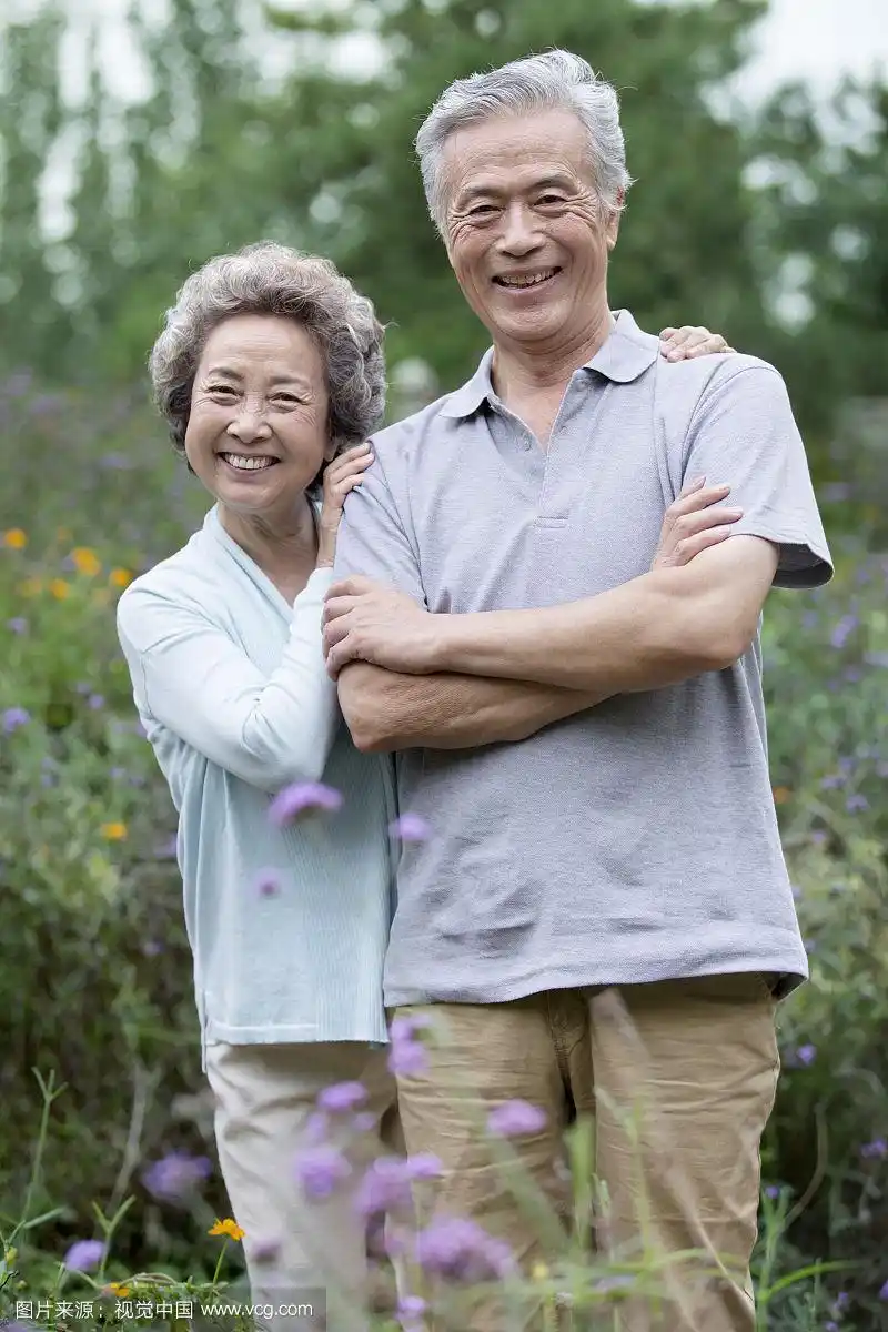 在公园散步的恩爱老夫妻