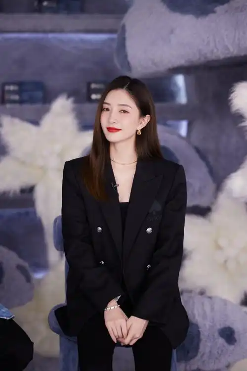 江疏影黑色西装造型出席品牌活动长发红唇御姐范满满