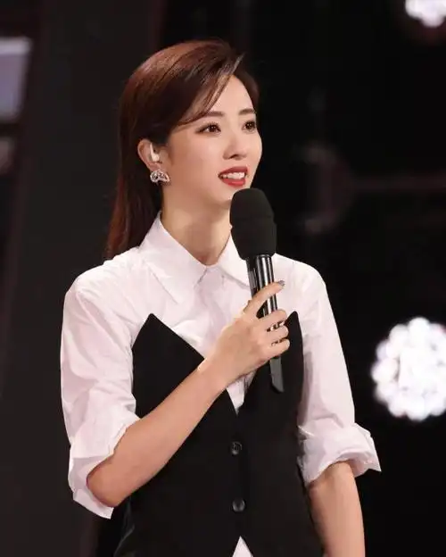 央视主持人李思思:和大学同学结婚,三年生俩娃,风光背后有心酸