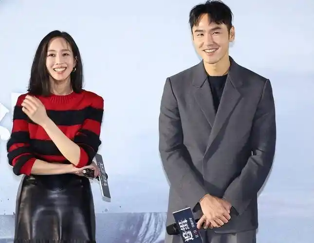 张钧甯与阮经天现身北京,红黑搭配显时尚,清纯帅气西装更显魅力_活动