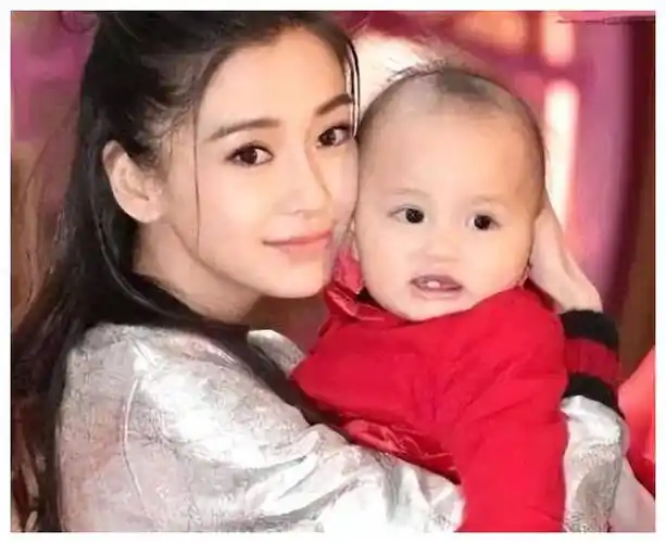 杨颖,赵丽颖整容传言!现实生活中的天生与改变!_实力_孩子_网友