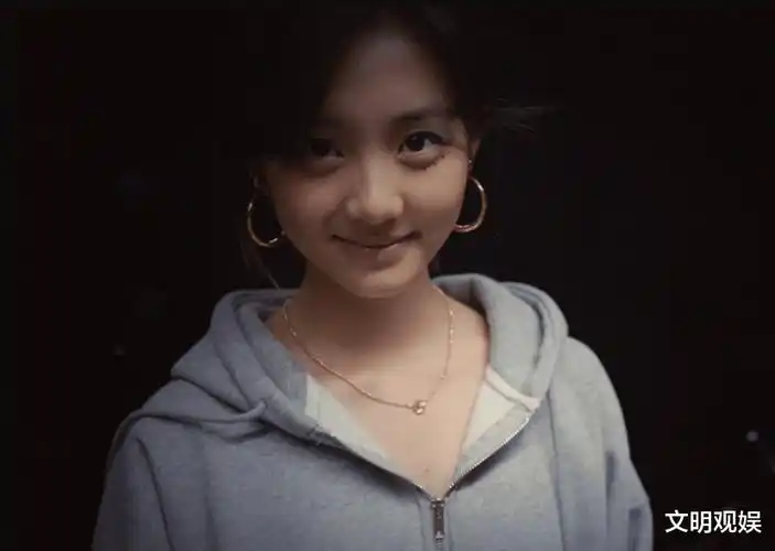 同是黄磊女儿,9岁黄少艾营业被夸漂亮,16岁黄多多