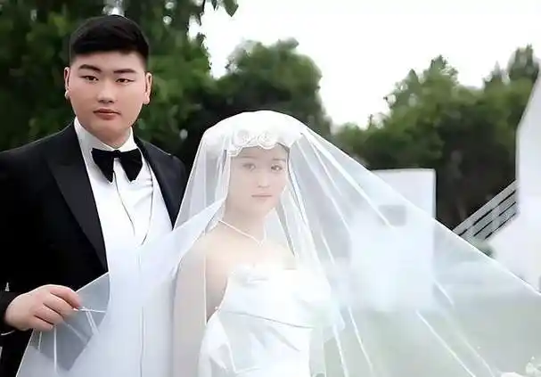 大衣哥前儿媳转线下发展做生意时笑容满面与郭威妻子高下立判