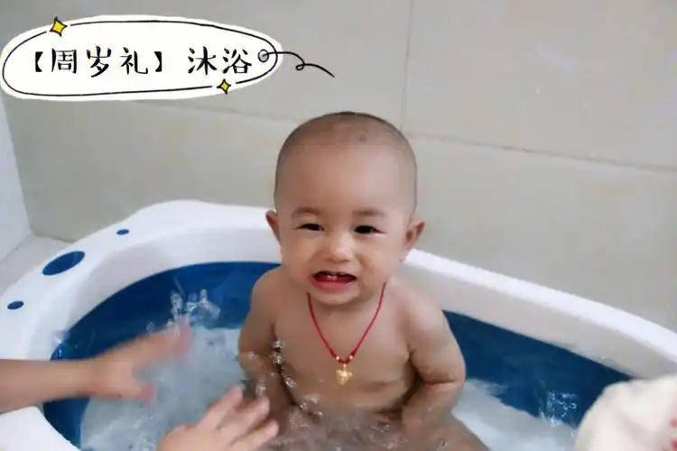 周岁礼  宝宝周岁,精心准备了很多环节,提前很早买了虎头鞋和中国风