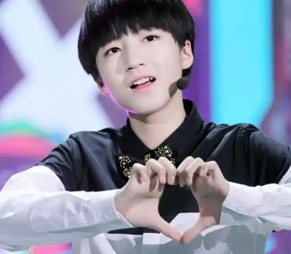 男明星的花式比心王俊凯王源钢铁直男易烊千玺化身老司机