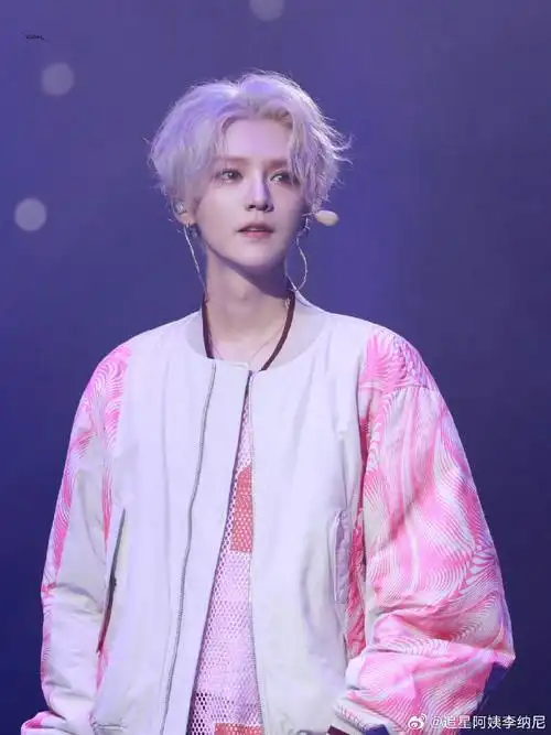 爱豆鹿晗回来了#啊啊啊啊啊鹿晗今天是蓝发!