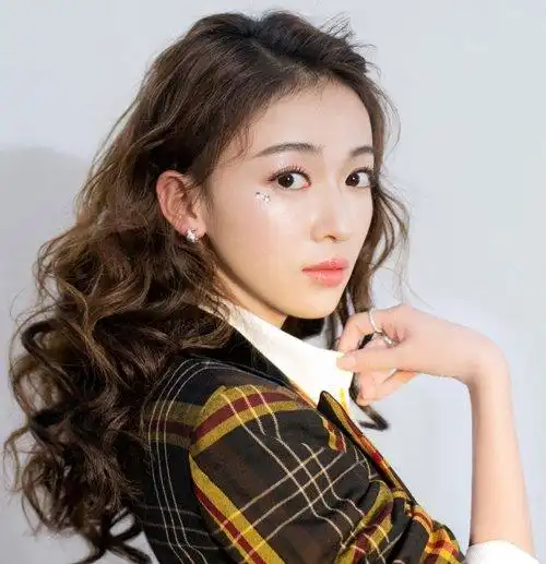 时下女生人气三七分烫发图片 脸型不同适合的三七分卷发不同