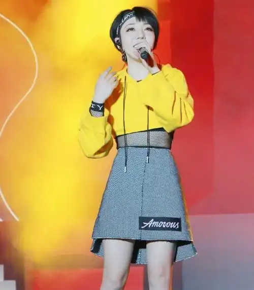 吴吴莫愁在凭借《中国好声音》这个选秀节目积累了一定的知名度煮后