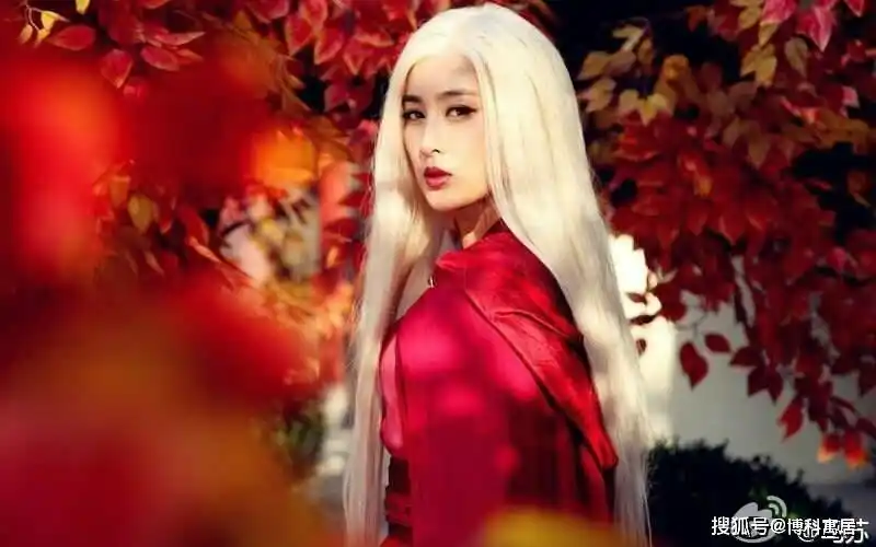 在半妖倾城中饰演瑾太妃的张馨予,出场少但是这扮相惊艳出尘.