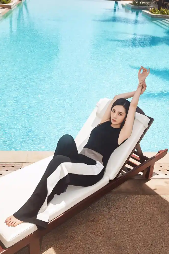 王晓晨貌美肤白,身材非常性感迷人,衣品更是青春时尚了!