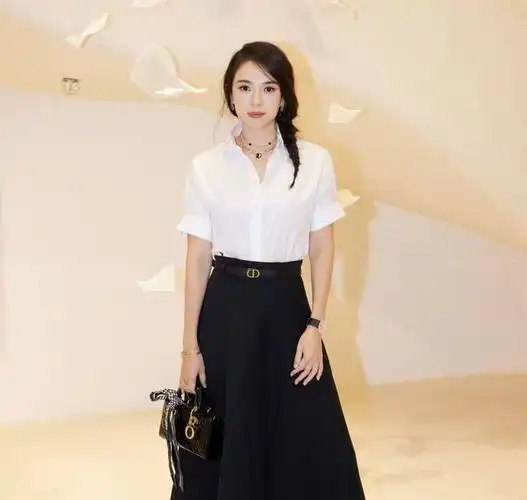 章子怡穿白衬衫半身裙高雅温柔 戴墨镜飒气十足