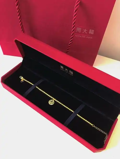 周大福时尚福字福牌串珠足金黄金手链