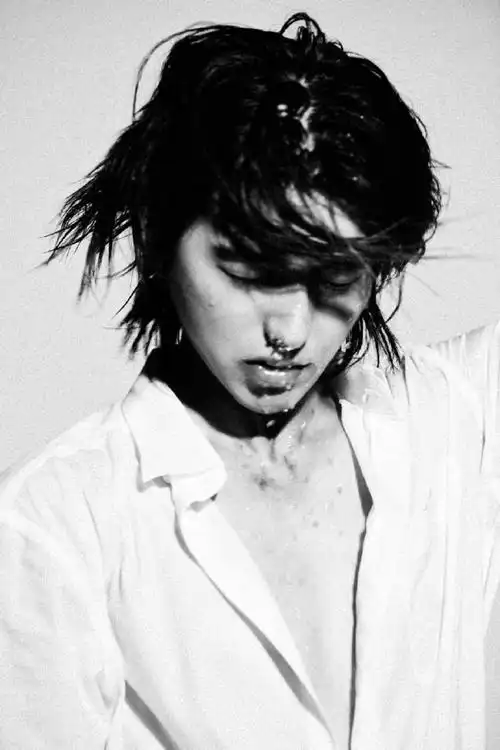 蔡徐坤黑美甲#@蔡徐坤黑白情绪大片,手指纹身反叛刺目,黑色美甲惭驯