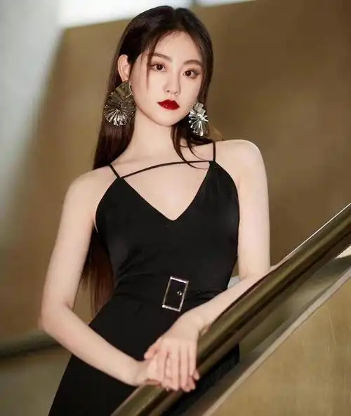 祝绪丹越来越"杨幂化",黑裙红唇很惊艳,但就是有点像杨幂!