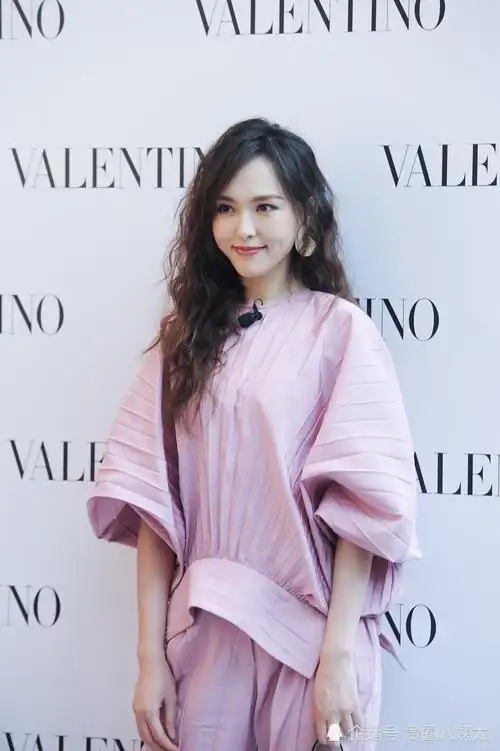 唐嫣脚踩恨天高惊艳现身,上衣很宽松藏有"小秘密"