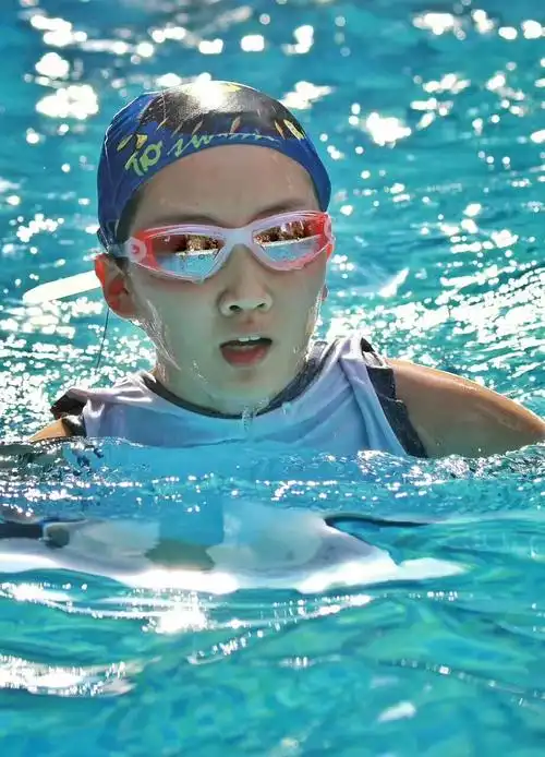 【图】游泳的妹妹-蜂鸟摄影论坛