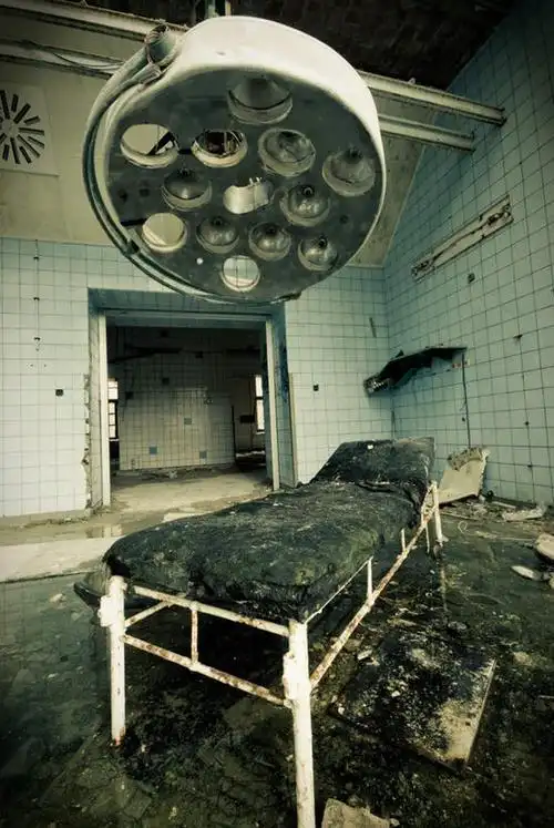 无人,医院,竖图,室内,白天,正面,床,照明,一张,古老,破旧,陈旧,灯光