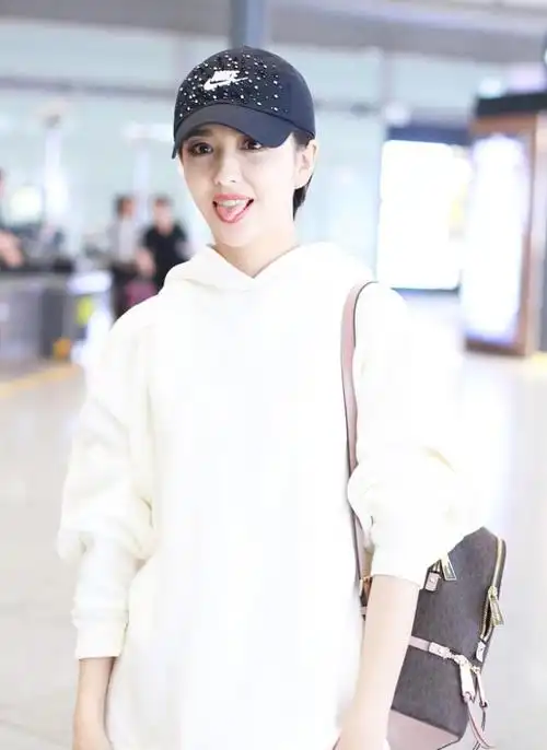 35岁佟丽娅现身机场精简穿搭青春靓丽比心嘟嘴卖萌可爱十足