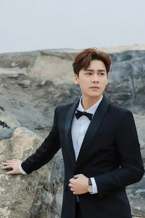 李易峰亮相2021金鸡奖闭幕式 穿黑色西服套装高大绅士