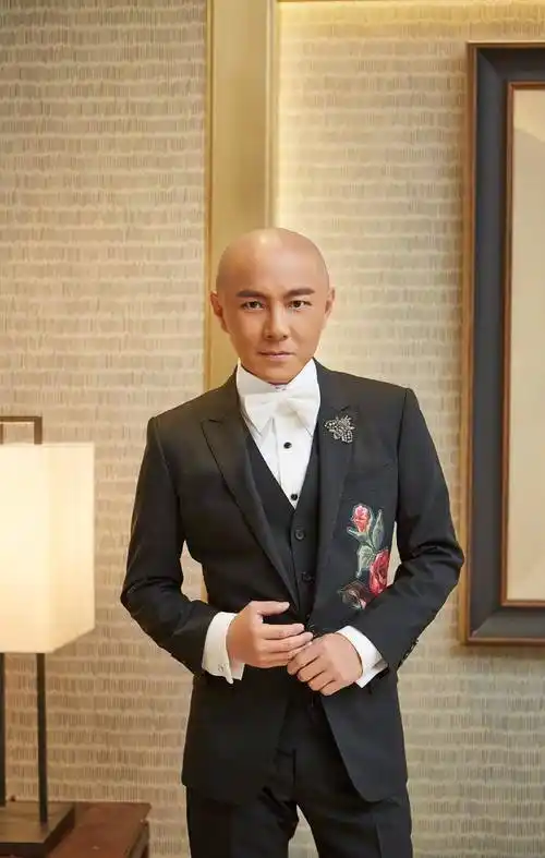 53岁张卫健秃头20年!拒绝做幕后好人,没想到是这样的人_光头_孙悟空_