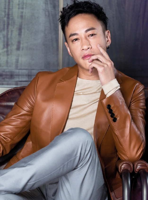 何润东婚后如"整容",近照发际线后移大变样,他老婆每天怎么熬?