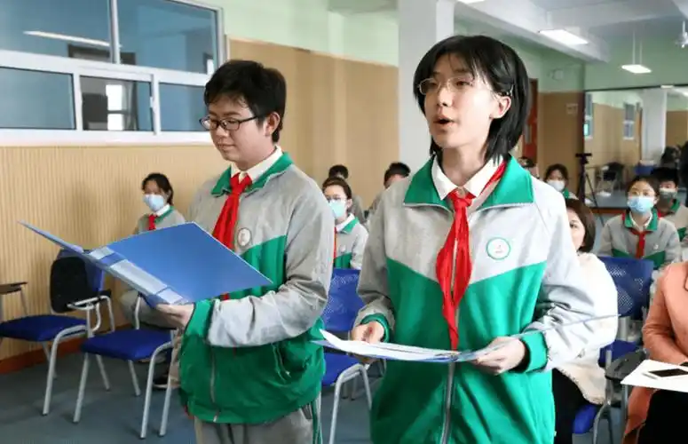 活动在上海师范大学康城实验学校温心悦,王一多两位同学流利大方的