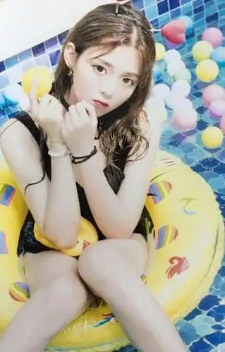 火箭少女泳池戏水,妹妹们露肩装十分甜美,只有杨超越与众不同!