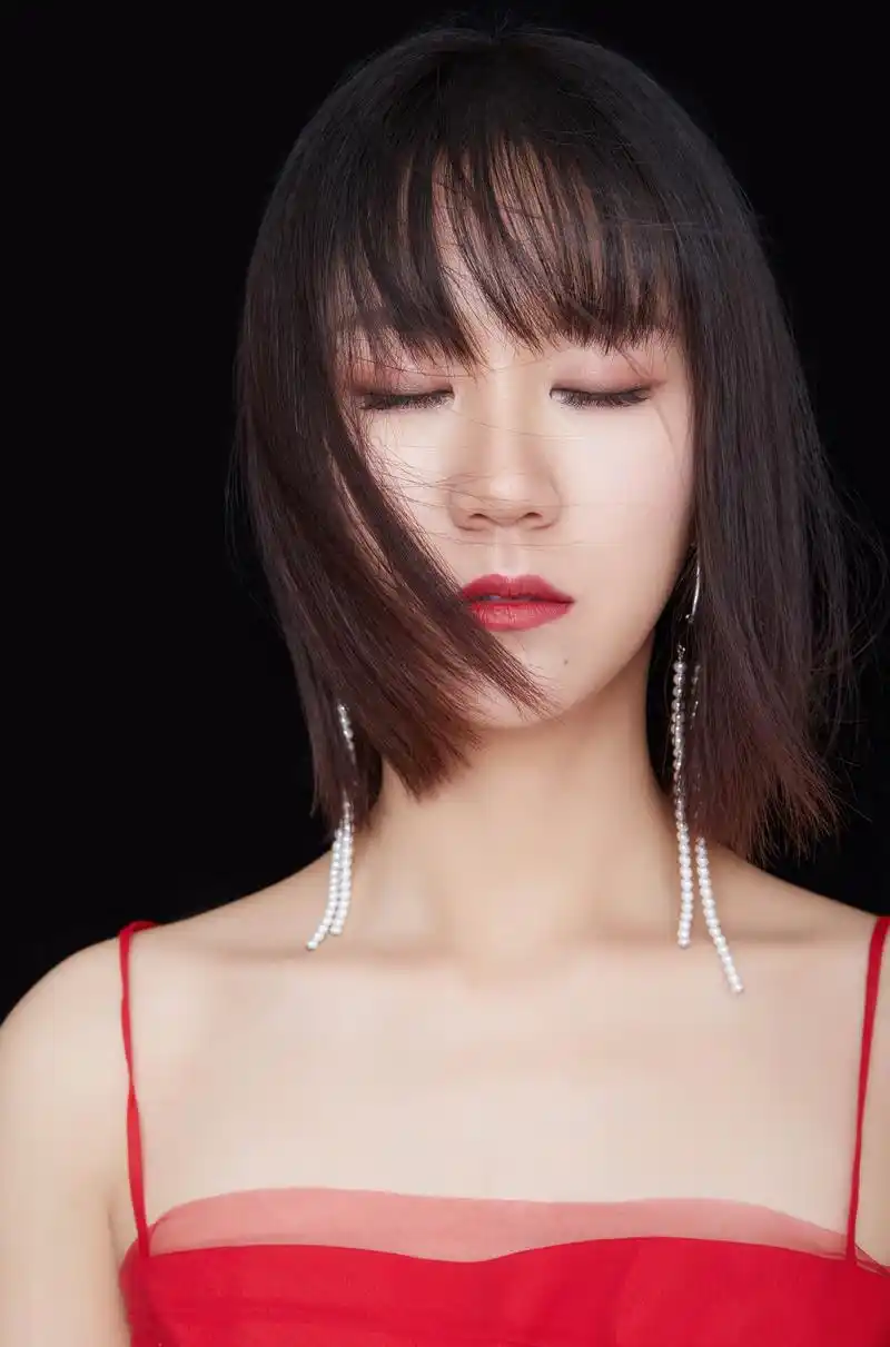 "花语时"演唱会圣诞海报唯美公布 谢春花红唇造型引期待