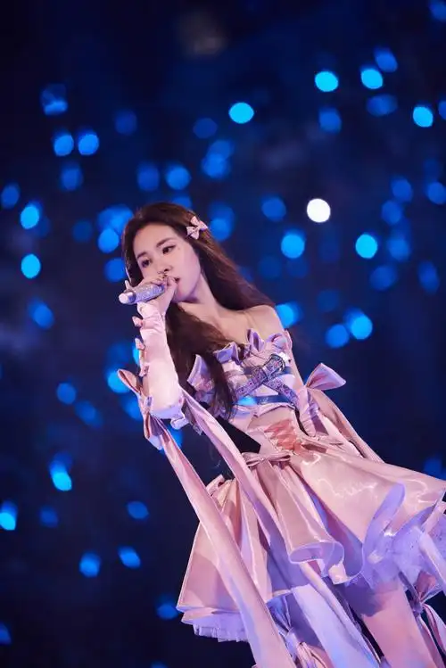 张碧晨超话96#张碧晨2024今儿个开心巡回演唱会#夏夜音律穿梭,诠释