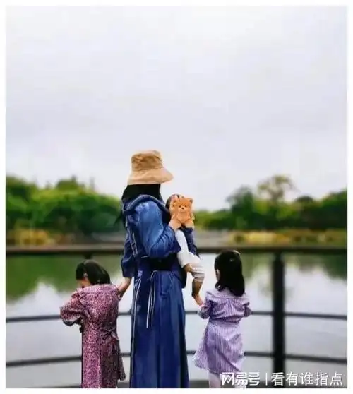 谢娜发文晒照为小女儿庆生,3岁小咘芽长势喜人,母女亲亲超有爱