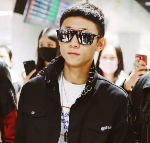 张一山私服街拍顶着板寸头霸气十足最后一张眼神犀利