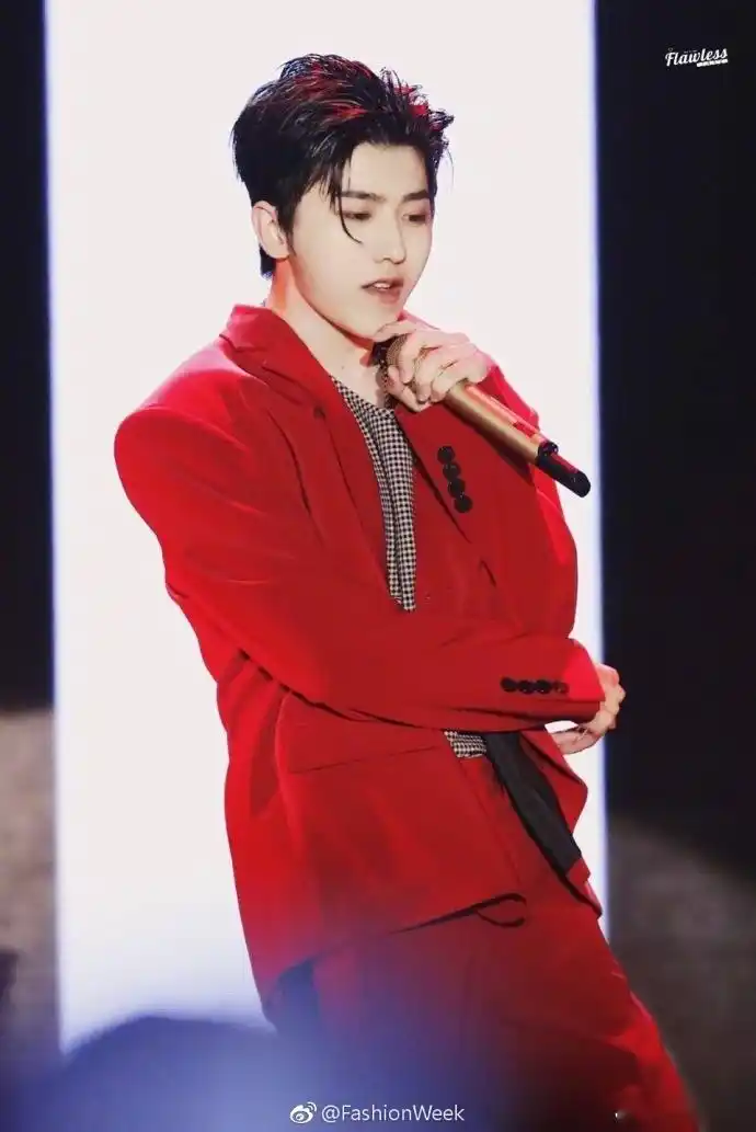 蔡徐坤芭莎慈善夜开场表演,一身红色西装站在舞台上耀眼十足.