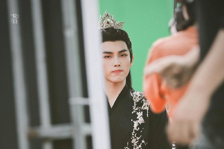 陈飞宇新剧皓衣行造型曝光穿古装清秀帅气眼妆邪魅感十足