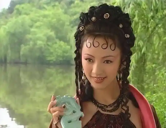 苏妲己这个角色既美丽又狠毒,是一个非常复杂的人物,而罗海琼成功地将