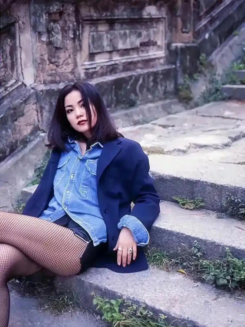 王菲年轻时太漂亮了,怪不得谢霆锋被她迷的神魂颠倒.